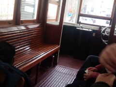 3日目、月曜日。夕方のフライトなんだから午前中は観光できるはずで、リスボン市内でまだ行ってないところはたくさんあるし、行けるだけ行くつもりだったのですが、、、
月曜日は殆どの観光施設がお休み、ベレンの塔もジェロニモス修道院もお休みです。あー（ ;  ; ）
次いつ来れるかなのにー。痛恨とはまさにこのこと。
ということで調べました。代替プランとしてトラムに乗ってモラエスの生家に行く！さらに時間が余ったらエッグタルトをコーヒーショップで食べる！
ではまずトラム乗車から！
ガイドブックには全く載っていないけどもモラエスの生家に向かうのだ。
