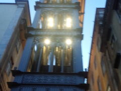 サンロケ教会を後にして、ご飯を食べてホテルに戻ろうとすると、謎のエレベーターの横を通りがかったので、せっかくだからと20分ほど待って上る。
謎と書いたけどこれが有名な観光地となっているサンタジュスタのエレベーター。1902年の稼働でバロック様式のかなりいけてるエレベーターです。