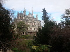 ガイドさんからいくつか提案された中から更に贅を極めたレガレイラ宮殿へ行くことに。ここも避暑地で様式美はあるのだけど、こちらは王族の宮殿ではなく民間人の庭園。だけれどもかなり凝ったつくり。