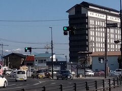 津山駅前から、ルートインホテル、そして中国山地の山の雪を望む。