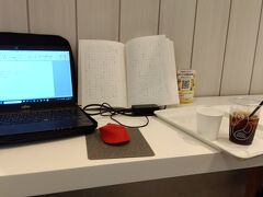 岡山到着後は、２時間にわたって仕事です。
地下改札横のタカキベーカリーのリトルマーメイドにて、２時間ほどかけてデータ入力の仕事です。何とか、ここで仕上げられました。

このお店は、キムラヤのパンとセブンイレブンと券売機と改札を挟んで、北側の地下通路の横にあります。