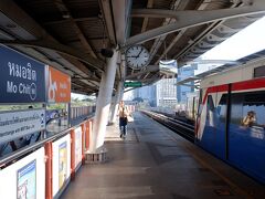 　モーチット駅で下車。