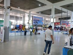 　ようやく到着した北バスターミナル。バス会社のチケット売り場が並んでいて、スコータイ行きの売り場を見つけてチケット発券してもらいました。9:50くらいだったんですけど、スコータイ行きは10:00発だったので慌ててバス乗り場に直行します。