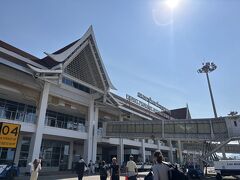ついた～
めちゃ暑ーー！！！！ハノイとえらい違いだ！

飛行機から降りて、歩いてターミナルへ。
いよいよラオスに入国しまーす！