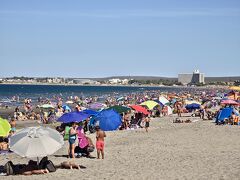 ビーチはバカンスの家族連れで混雑。