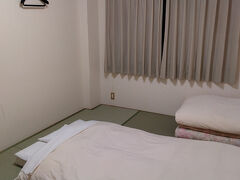 ●ホテル伊勢崎イースト

一人旅の時は、ホテルは節約するタイプ。
いびきをかくので、四方八方囲まれてたら良し！…程度のホテルで。
共同トイレに、共同風呂！