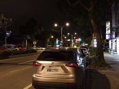 ホテル内のレストランは高いので、三峡市内まで夕食を摂りに行きました。

ホテルのフロントにタクシーを呼んでもらいました。タクシーに乗ると運転手さんが運賃メーターを指差しながら120元と言われました。
メーター運賃プラス120元払えとのことです。
(120元は迎車料金?)腑に落ちませんでしたが、仕方ないので支払うことにしました。

台湾東部の田舎町でタクシー呼んでも迎車料金は取られたことがないのでボッタクリ??