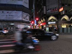 夕食はホテル近くの林森北路で摂ることにしました。

林森北路は大正時代に、日本人向けの高級住宅街として宅地造成が行われ大正町と名付けられました。通りは南北に一條～九條通りが整備され、現在でも現地の方に当時の名称が使われています。
昭和に入り、街の南側に台湾総督府鉄道樺山駅(初代台湾総督樺山資紀の名前にちなむ。後の華山駅　で、台北駅地下化に伴い廃止)が開業してさらに発展しました。

現在では日本人駐在目当ての飲み屋さんが多く、日本人駐在員が林森北路のスナックに現地の女性と仲良くなりたいために足繁く通い、一生懸命台湾華語を覚えたので、五木大学(林と森の文字の中に木が五つ使われている)と言われました。