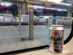 名古屋駅ホームの売店で麦ジュースを調達…