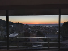 本日のお宿は坂聖・玉樟園です。夕陽になんとか間に合った！
お部屋はとても素敵で、お風呂も大満足の滞在でした。