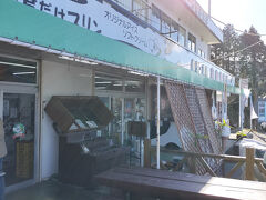 翌朝はおおき牛乳さんがやっているお店のグリーンヒルへ。定番のソフトクリームをいただきます！牛乳はもちろん、しいたけもその場で食べている人もいました。