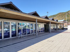 すぐ近くに道の駅があったのでトイレがてら休憩。小さいですがおみやげ物も売られています。