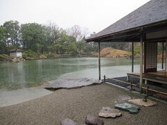 福井駅から15分ほどのところに、江戸時代初めから中頃にかけて造られた福井藩主・松平家の別邸が残っています。園内には池を中心に、藩主一族の休養の場や住居、茶会などに使われた、数寄屋造りの屋敷が復元されています。奥の御月見ノ間の縁側から池と御座ノ間が見えました。