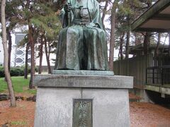 福井神社社殿横に第16代藩主の松平春嶽像が建っています。幕末に身分を問わず才能ある人物を登用し、藩政の刷新に努め、軍事力の強化や藩校、洋書習学所の設立、種痘の導入など洋学を推進し、明治維新後には大蔵卿を務めました。