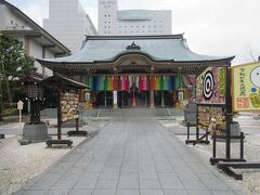 福井市役所を回って佐佳枝廻社の東側から境内に入りました。1628年に福井城内に徳川家康を祀り建立されました。1873年に松平秀康も祀り、佐佳枝廻社と松平春嶽が命名しました。1891年に松平春嶽が合祀されました。戦後、鉄筋コンクリートの社殿に建て替えられました。色鮮やかな千羽鶴が飾られていて、薄暗い天候の中、明るさにホッとしました。