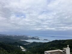 あけて翌日、本日は台北は基隆市へと向かいます。
バスに乗る前に最後に展望台からパチリっと__うーん、微妙な天気だ。
