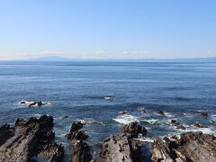 続いて向かったのは近くの荒崎公園。
平日駐車場無料でした。
丘の上に行くと展望台。