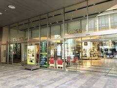 演奏が終わった後向かいの形成百貨店へ。