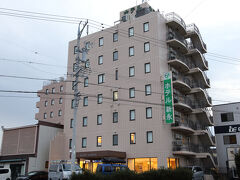 いきなりホテルの写真になりますが、今回の旅行は時間的な余裕が無く、前日に仕事が終わってから豊田に向かいました。
その際にお世話になったのが、こちらのホテル新永さんです。
豊田上郷のスマートICからも近かったので、高速を降りて最終チェックインには間に合うのでは、という理由で選びました。

結局チェックインの時間には間に合わなかったのですが、事前に連絡を入れたところ、フロントは閉まっているが宿泊できるようにしておく、と丁寧に対応して頂けました。
結局着いたのは日付が変わってからで、当然フロントも閉まっていましたが、鍵と部屋番号、宿泊の案内が置かれていたので問題なく宿泊できました。
滞在は短時間でしたが、部屋は普通のビジネスホテルで、一通りの設備は揃っていました。
あと、朝も慌てていたため忘れ物をしてしまったのですが、連絡したところきちんと保管して下さっていて、自宅まで送って頂けました。
次回宿泊することがあれば、もっとゆっくり過ごしたいですね。
