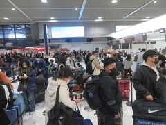 成田空港は人でいっぱいでした。日本人よりもインバウンドの人たちで。