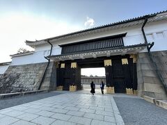 チケット（入城/二の丸御殿観覧券；1300円）を購入して、
東大手門から二条城に入った。