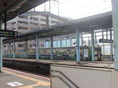 よさそうな食事処が見つからなかったため、買い食いをしながら福岡に戻ることにします。反対側のホームの列車を１枚。
唐津線12時38分の佐賀行きと思われ。後日調べたら唐津線・筑肥線用の「ロマンシング佐賀列車」と。