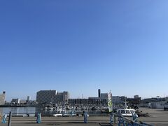 前は海
係留されている船舶

むこうに見える立体駐車場はなんだ？
「ららぽーと」でした
そうか、そんな立地かー（今更感）
子供が小さい頃、車で散々行った場所
最近とんとご無沙汰です