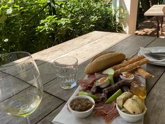 次はEagles' Nest Wines
おつまみ盛り合わせセットと。
こちらの白ワイン美味しかった^ ^