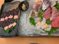 左はおすすめされた生イルカ。初めて食べる。臭みなどなくおいしかった。イルカとクジラの違いは大きさとのことで，言われてみればクジラっぽい感じがした。
このほか，肝付きマンボウ，ウツボなど珍しい刺身をいただく。マグロももっちりとしている。どれもおいしい。やっぱり冬は魚がうまい。