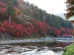 お参りも終わったので、早速香嵐渓に向かいます。
足助八幡宮から香嵐渓へは巴橋を渡っていきますが、巴橋の歩道は足助八幡の逆側にしかありません。
足助八幡の前の信号を渡るか、巴橋の下にアンダーパスが整備されているのでそちらを潜っていくことになります。
こちらは巴橋のアンダーパスからの眺めです。
