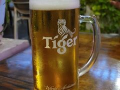 そこから近くのほどほどに賑わっているお店に入り、軽く夕飯。
オープンエアで外人さん好みのお店でした。
先ずはビールで乾杯！