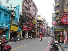台湾のローカル都市らしい街並の中を歩いてバス停に向かいます。