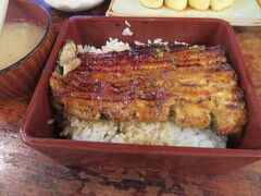 夕食はMRT中山駅から徒歩10分くらいにあるウナギの店「肥前屋」で。日本は台湾からウナギの稚魚のシラスウナギを仕入れています。つまり台湾でもウナギが獲れるわけです。ところが台湾の人はかば焼きという食べ方をせず、日本人が30年以上前この店を開いてかば焼きを地元の人に紹介しました。当時の店はほんの数畳ばかりの小さな店でしたが、今では大きくなって、台北に人たちでにぎわっています。値段も日本よりはずっと手頃です。味は日本そのままです。