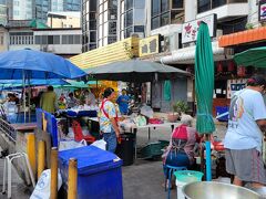 朝ごはんを食べにホテルの外に出ると日曜市？
ホテル前のちょっとした広場？にてご覧の通りの朝市みたいなのをやってました。昼には撤収していたので朝市だと思われる。
ローカル色満載で良き。