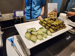 1時間歩き回り、バンコクエアウエイズのラウンジへ。
11:30にもう一度来いと。
たぶんチケットのこと。それまでラウンジ使っててらしきこと言われて中へ。
不思議なもち米の食事も早朝には入らないし。