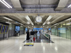 年寄りによる便は疲れた。熟睡できずスワンナプーム到着。
羽田でルアンパバンまでのチケットは出ず空港のトランスファーカウンターで発券してもらうようにと。
トランスファーはどこだー