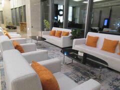 やっとの思いで、金浦のロッテホテルにたどり着きました。

ここにしたのは、翌日金浦空港から日本に向かうという点に加え、チェックアウト後フリーの時間を使って観光中、ホテルにスーツケースを預けてもらうだけでだいぶ体が楽になるだろうという理由からです。

今回2度目の宿泊。前回も真冬の宿泊でした。今回は降雪なく、助かります。