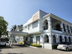 ルアンパバンのホテルはどれにするか迷いました。
意外と高いなーと思いつつ、ゲストハウスは私は無理だろう。
地球の歩き方に載っていて、金額が良心的なこちらにしました。