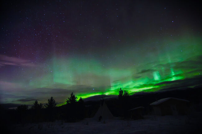 この日、オーロラを観測の時間は短く朝３時過ぎまで。<br />朝3時半には北面の低空に雲が湧いてきて、オーロラは見えてはいたものの、雲に反射してちょっと残念な感じになってしまった。<br /><br />１夜目の昨日もオーロラが見えたし、２夜目のこの日だって、なかなかの大物を見ることができた。<br />これならば明日も明後日も…と期待しこの日は４時前に観測を終了し、カメラを撤収し自室へと引き上げて寝てしまったのだが、この後の２日間の夜は、ほぼ１時間おきに空を目に行く努力にもかかわらず、２夜連続の惨敗。