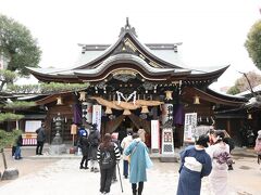 【櫛田神社】16:00

まずは博多駅近くの櫛田神社にきました。
櫛田神社へ向かうため七隈線の天神南という駅に向かいましたが天神の地下街をかなり歩きました。博多経由の方がよかったかもしれません。

参拝をし御朱印も頂きました。

天神南15:53--七隈線--櫛田神社前15:55