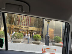 美術館前からタクシーに乗って
トランプタワーの前を通り
渋滞もあって40ドルくらいかかった。