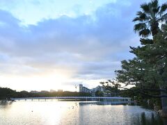 【大濠公園】17:00

まだ少し時間があったので天神を通過して大濠公園にやってきました。
祇園からは地下鉄で8分の距離です。
この時期東京は16:30にもなると日が暮れてきていましたが、なんとか明るいうちにつくことができました。

池の真ん中を通過できるので真ん中を通過して半周まわってみることにしました。2km弱の距離になります。

祇園--空港線--大濠公園