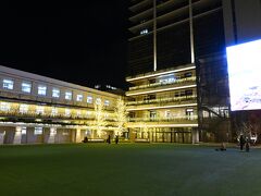 【大名ガーデンシティ：大名小学校＆ザ・リッツ・カールトン博多】21:30

水炊きに満足してホテルへと戻ってきました。
ホテルの面している明治通りの裏側には旧・大名小学校があり、小学校の校庭のような雰囲気を残し、福岡大名ガーデンシティとなっております。

寒いので人はまばらでしたが、暖かくなれば良い空間だと思います。