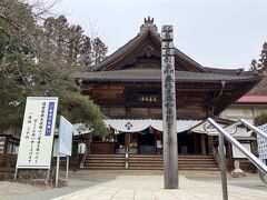 元善光寺
602年に開かれ、642年勅命により本尊が長野市に遷座され、その寺が善光寺と名付けられたことから、この寺は「元善光寺」と呼ばれるようになったのだそうです。「一度詣れよ元善光寺　善光寺だけでは片詣り」と言われ、古来より元善光寺と長野市の善光寺の両方お詣りすることが推奨されているようです。長野の善光寺にお詣りしたことがないので、いつかお詣りしなければ。。。