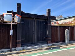 伊那街道飯島宿
写真は飯島陣屋。明治維新後は伊那県庁として使用されますが、その期間はわずか４年ほどだったそうです。現在、伊那県庁として機能していた時の建物が復元されているそうですが、冬季は残念ながら見学することができません。こんな寒い時期に訪れる人はいないんでしょうね。