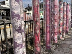 駅の近くには、着物の生地を利用したポール「キモノフォレスト」が。