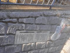 下に戻りますといろいろとレリーフが彫られていました。