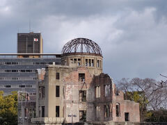 平和記念公園をどんどん奥に進んで、原爆ドームが大きく見えてきました。
これがあの原爆ドームか。。。初めて見ました。