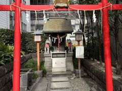 近くに有楽稲荷神社がありました。