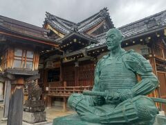 長浜城主豊臣秀吉を祀る豊国神社。

こちらの太閤さんは、シュッとして男前。
巨大万華鏡の横にいたおふざけ太閤さんとは大違い。